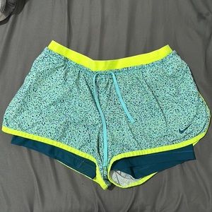 DRI-FIT NIKE SHORTS. GREEN SIZE SMALL. USED.
